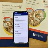 Program Dobry Start 300+ to dobry start dla każdego dziecka, wspierany przez ZUS. Na ekranie telefonu widać katalog świadczeń.