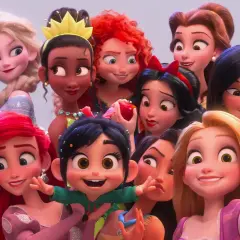 Wesołe postacie z bajek Disneya, w tym Elsa, Ariel, Roszpunka i Śnieżka, pozują do wspólnego zdjęcia.