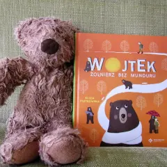 Pluszowy dziadek i niedźwiadek Wojtek, bohater książki "Żołnierz bez munduru", siedzą obok siebie.