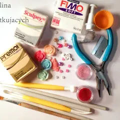 Zestaw do modelowania: glina, narzędzia, koraliki i ozdoby. Idealny na początek, by dowiedzieć się, co można zrobić z modeliny.