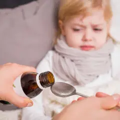 Mokry kaszel u niemowlaka: Kiedy działać, a kiedy obserwować?