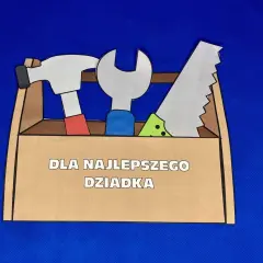 Urocze laurki dla dziadków w kształcie skrzynki z narzędziami. Napis "Dla najlepszego dziadka" świadczy o miłości.