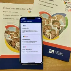 Program Dobry Start 300+ to dobry start dla każdego dziecka, wspierany przez ZUS. Na ekranie telefonu widać katalog świadczeń.