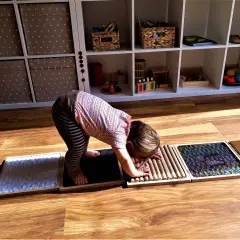 Ścieżka sensoryczna dla niemowląt: Proste DIY wspierające rozwój