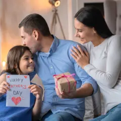 Córka daje tacie kartkę z napisem "Happy Father's Day", a mama obejmuje ich. To piękny wiersz o rodzinie i miłości.