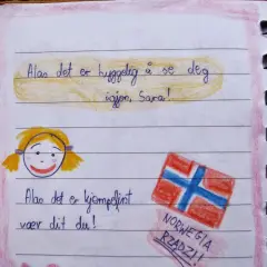 Złote myśli do pamiętnika dla dzieci: rysunek dziewczynki i flagi Norwegii. "Miło Cię znowu widzieć, Sara!" i "To jest super, że jesteś!".