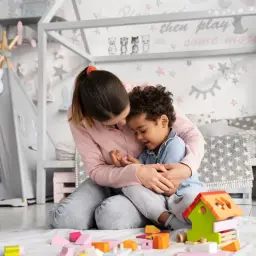 Mama tuli tuli z synkiem w pokoju pełnym zabawek. To już 5 dni opieki nad dzieckiem od kiedy.
