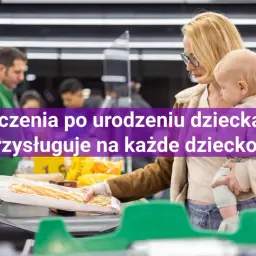 Kobieta z dzieckiem przy kasie w sklepie. Temat: jakie świadczenia po urodzeniu dziecka.