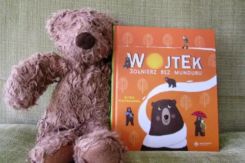 Pluszowy dziadek i niedźwiadek Wojtek, bohater książki "Żołnierz bez munduru", siedzą obok siebie.