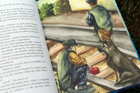 O psie, który jeździł koleją streszczenie: Lampo, pies zawiadowcy, czeka na pana przed biurem. Zna rozkład jazdy i towarzyszy robotnikom.