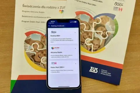 Program Dobry Start 300+ to dobry start dla każdego dziecka, wspierany przez ZUS. Na ekranie telefonu widać katalog świadczeń.