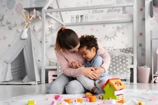 Mama tuli tuli z synkiem w pokoju pełnym zabawek. To już 5 dni opieki nad dzieckiem od kiedy.