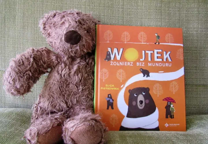 Pluszowy dziadek i niedźwiadek Wojtek, bohater książki "Żołnierz bez munduru", siedzą obok siebie.