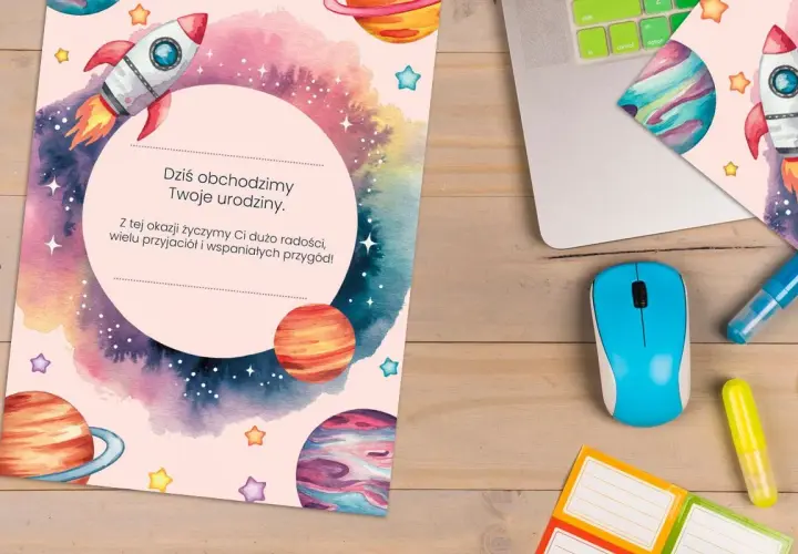 Kosmiczny dyplom urodzinowy do druku z rakietą i planetami. Idealny na prezent dla małego astronauty.