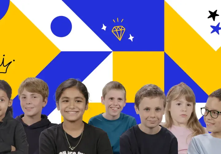 Uśmiechnięte dzieci, pokolenie alfa, na tle geometrycznych kształtów w kolorach żółtym i niebieskim.