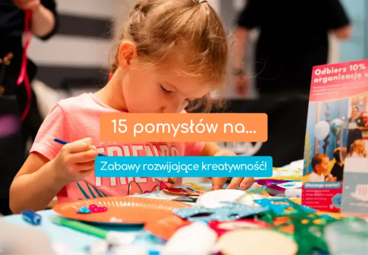 Dziewczynka z zapałem tworzy coś na stole, otoczona materiałami do rękodzieła. To świetne zajęcia kreatywne pomysły dla dzieci!