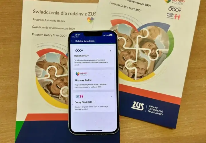 Program Dobry Start 300+ to dobry start dla każdego dziecka, wspierany przez ZUS. Na ekranie telefonu widać katalog świadczeń.