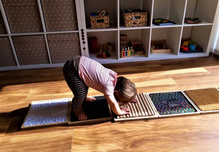 Ścieżka sensoryczna dla niemowląt: Proste DIY wspierające rozwój