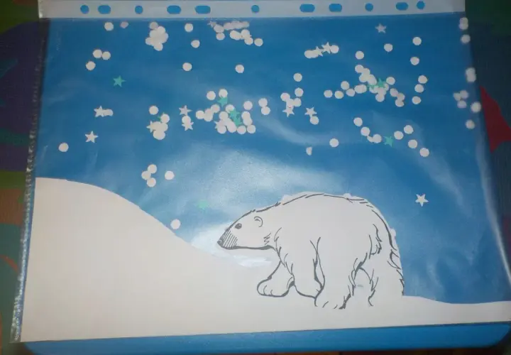 Niedźwiedź polarny na tle nocnego nieba z gwiazdami. Urocza praca plastyczna.