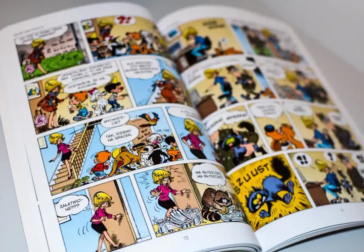 Kolorowy komiks dla 8 latka pełen przygód z psami, kotem i szopem. Dzieci śmieją się, a zwierzęta psocą.