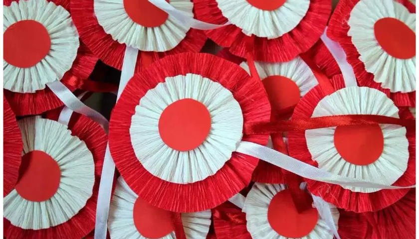 Mnóstwo biało-czerwonych kotylionów z papieru, gotowych na patriotyczne okazje.