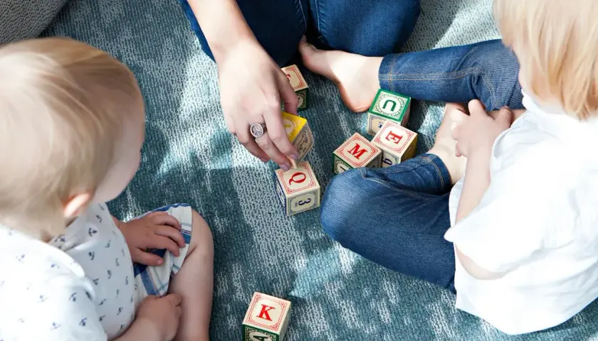 Co obejmuje profesjonalny kurs na opiekuna w żłobku i jak przygotowuje do pracy?