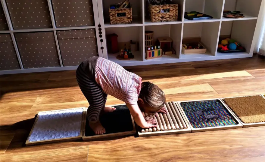 Ścieżka sensoryczna dla niemowląt: Proste DIY wspierające rozwój