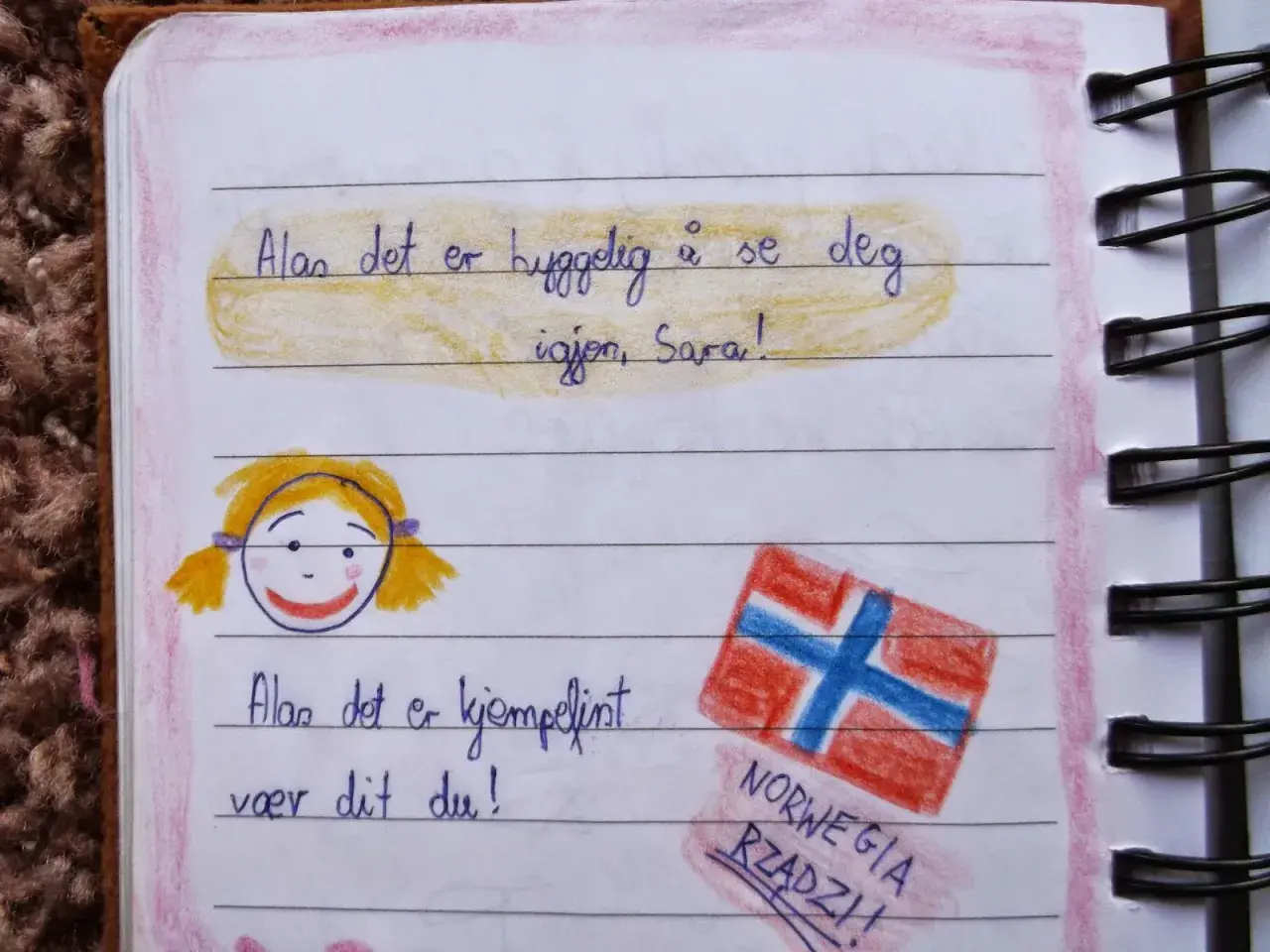Złote myśli do pamiętnika dla dzieci: rysunek dziewczynki i flagi Norwegii. "Miło Cię znowu widzieć, Sara!" i "To jest super, że jesteś!".