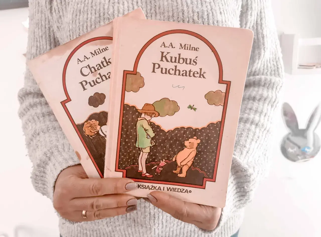 Dwie książki A.A. Milne: "Chatka Puchatka" i "Kubuś Puchatek". Wspaniałe cytaty z dzieciństwa.