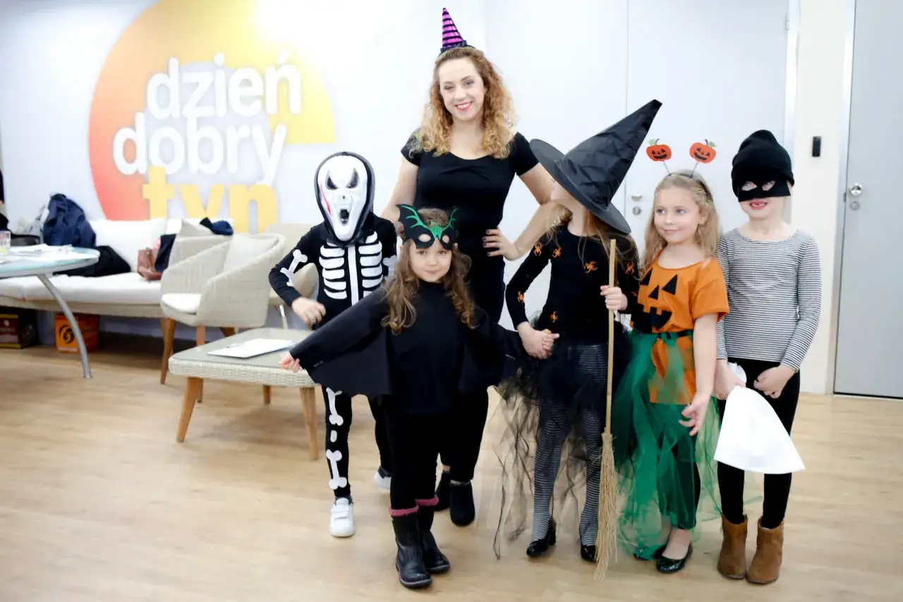 dziecko tworzące strój halloween diy