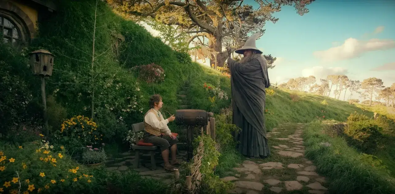 Gandalf odwiedza Bilba w Shire. To początek przygody, która stanowi streszczenie 