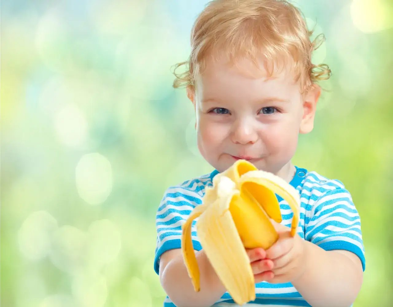 niemowlę je banana