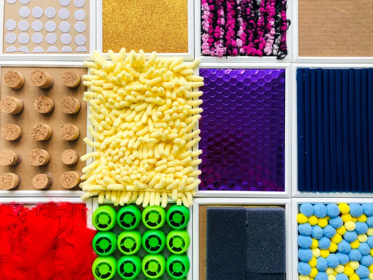 dziecko na ścieżce sensorycznej DIY